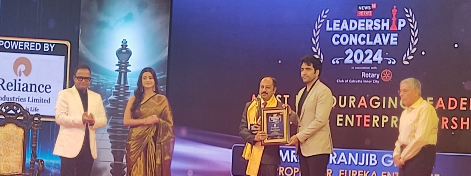 Chiranjib Ghosh receiving recognition at Leadership Conclave 2024